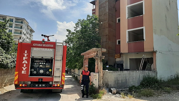 Ağır hasarlı binada yangın çıktı