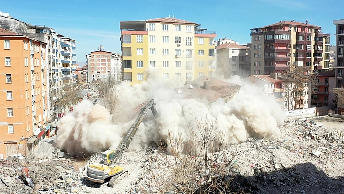 Ağır hasarlı binalar kontrollü yıkılıyor