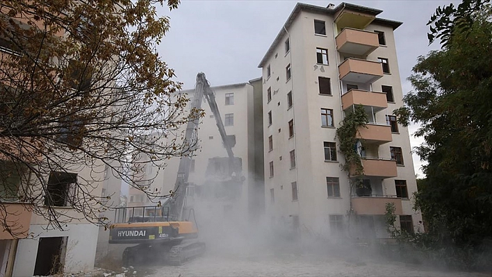 Ağır hasarlı binalar yıkılmaya devam ediyor