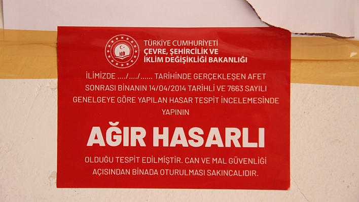 Ağır hasarlı binalara etiket yapıştırıldı