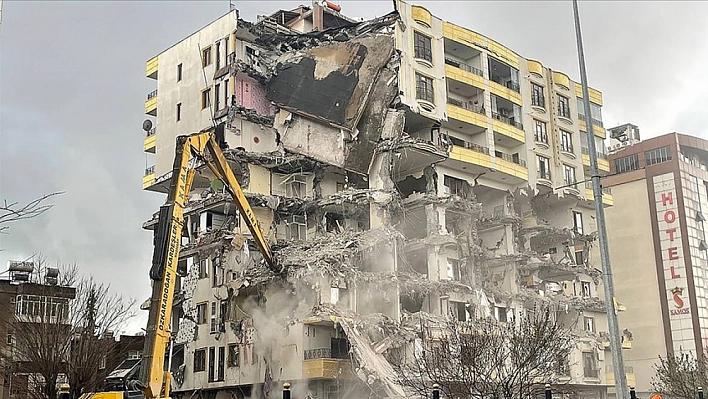 Ağır hasarlı binaların yıkımı sürüyor