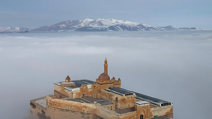 Ağrı'da tarihi İshak Paşa Sarayı ve çevresi sisle kaplandı