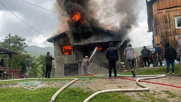 Karabük'te ahşap ev alevlere teslim oldu