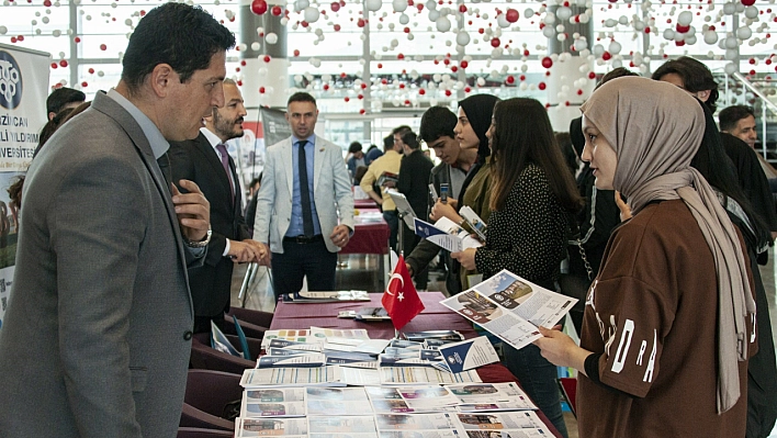 Akademisyenler adaylarla buluştu