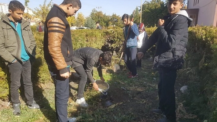 Öğrenciler fidan dikti