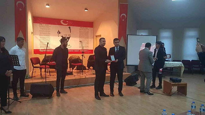 Öğretmenlere plaket verildi