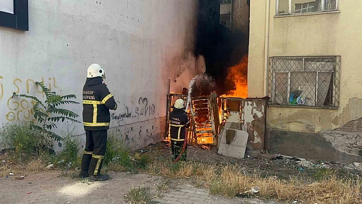 İki bina arasındaki alevler korkuttu