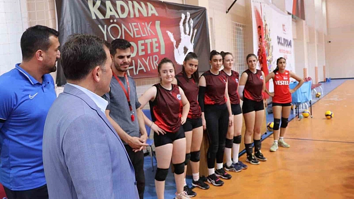 Kabakcı voleybolculara forma hediye etti