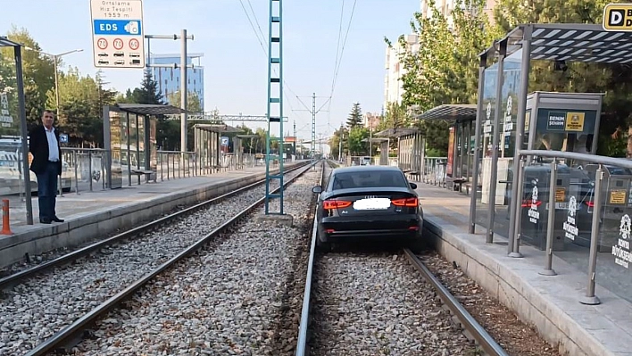 Alkollu sürücü tramvay yoluna girdi