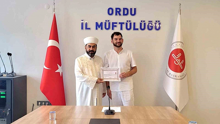 Gezmek için geldiği Türkiye'de Müslüman oldu