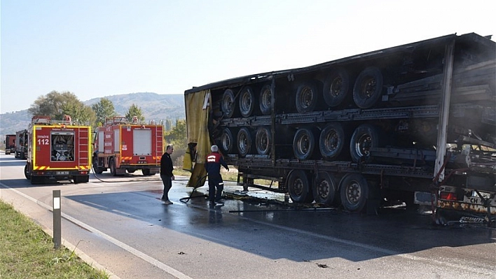 Amasya'da Tırın Dorsesi Alev Aldı