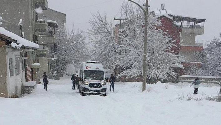 Ambulans yolda kaldı