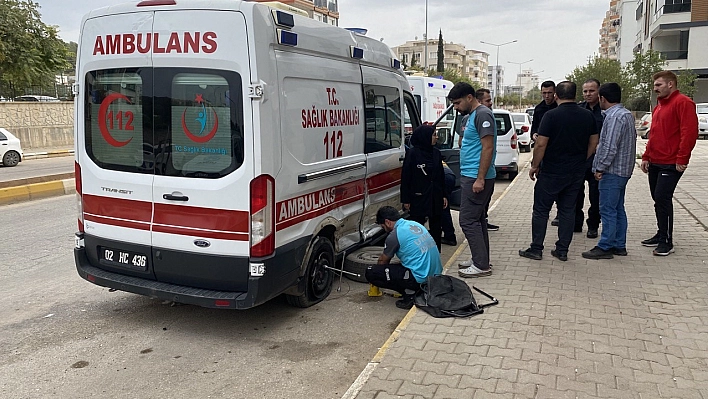 Ambulans ile minibüs çarpıştı: 1 yaralı