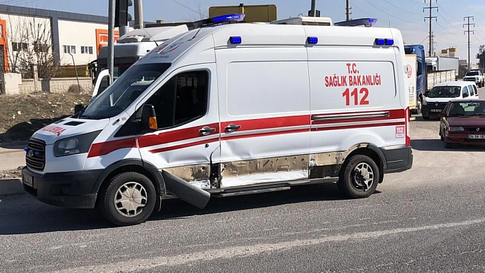 Ambulans ile otomobil çarpıştı: 2 yaralı