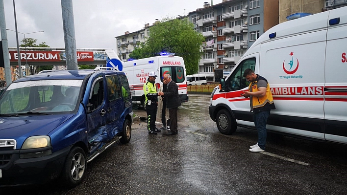 Ambulans kaza yaptı