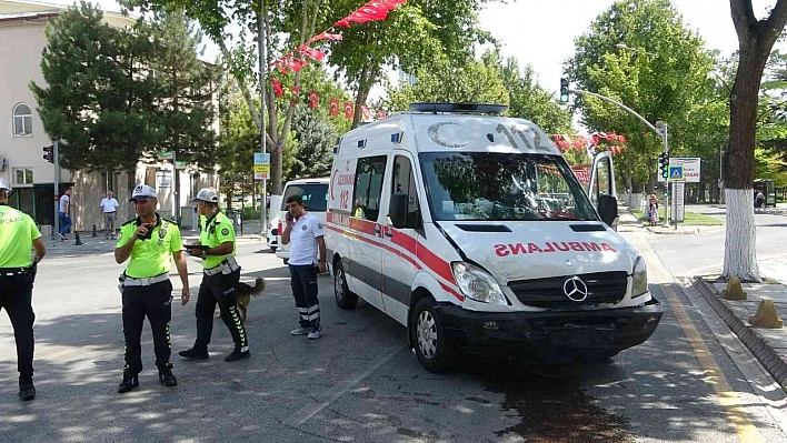 Ambulansla otomobil çarpıştı