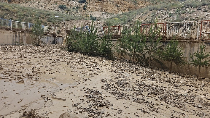 Aniden bastıran dolu okulda hasara neden oldu