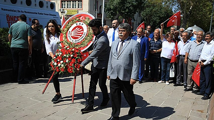 Anıta çelenk sundular