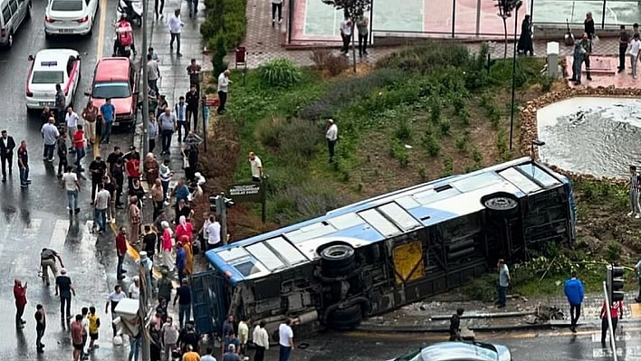 Belediye otobüsü devrildi: 5 yaralı