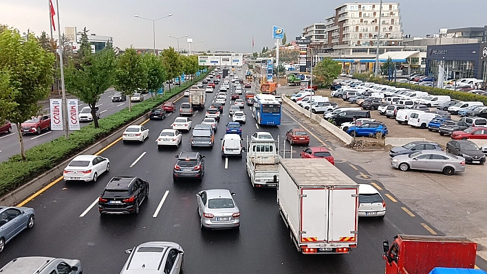 Ankara'da yağış sonrası kapanan yol trafiğe açıldı