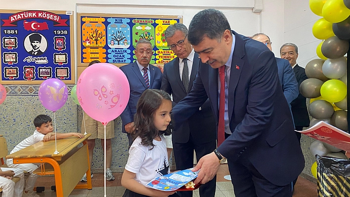 Ankara Valisi Şahin öğrencilere karne dağıttı