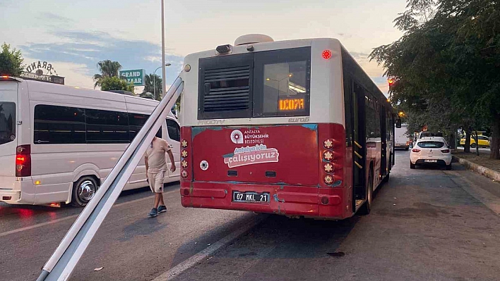 Halk otobüsüne karavan tentesi saplandı