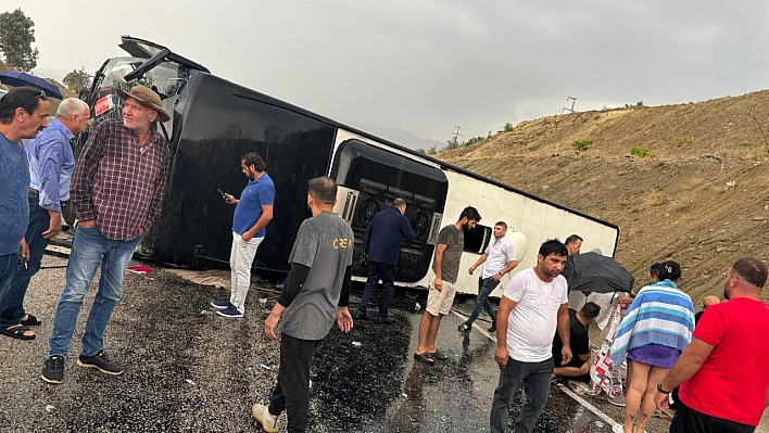 Antalya'da Yolcu Otobüsü Devrildi: 10 Yaralı