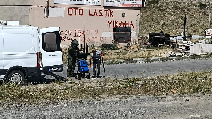 Araç altındaki sahte düzenek patlatıldı