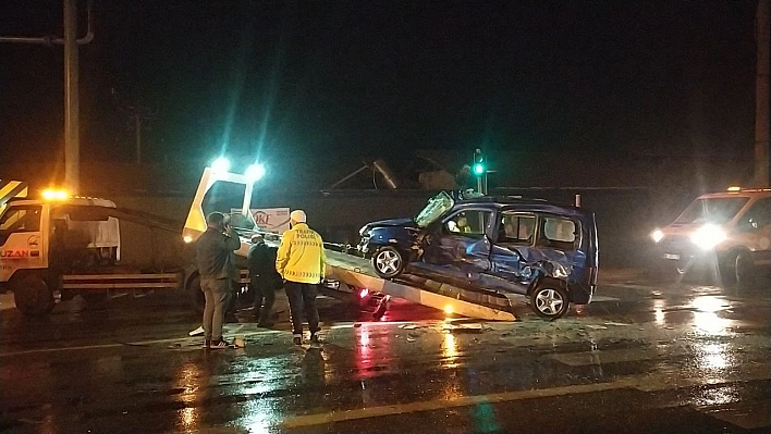 Araç sürücü ağır yaralandı