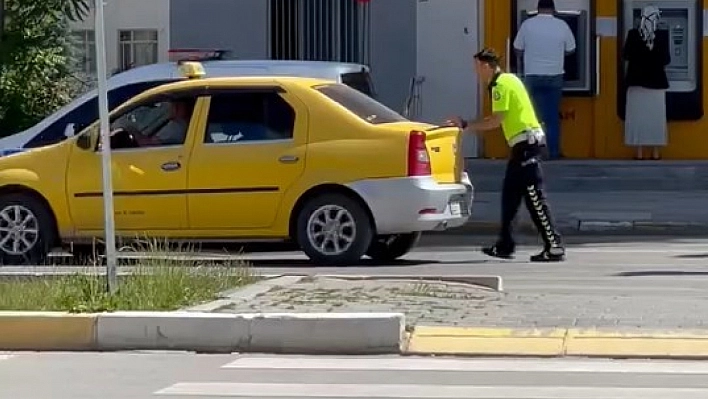 Aracı bozulan vatandaşa polis ekipleri yetişti