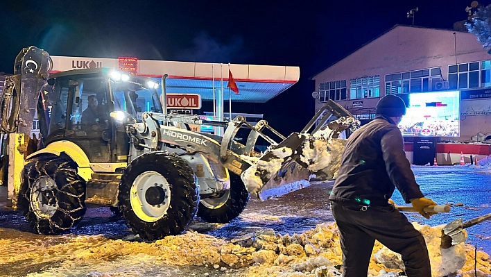 Arapgir'de Gece Boyunca Kar Mesaisi: Ekipler Hızla Sahada!