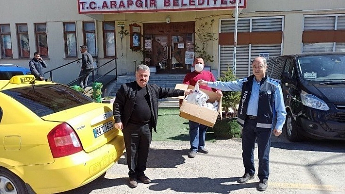 Arapgir'de taksi şoförlerine maske dağıtımı