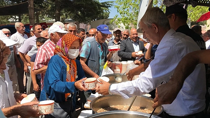 Vatandaşlara aşure ikramı