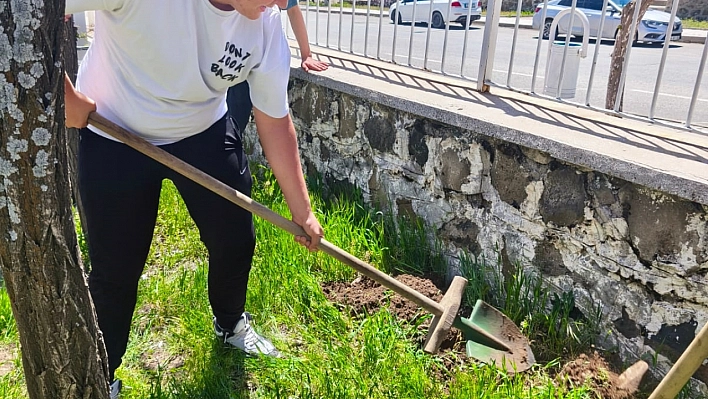 Arguvan'da öğrenciler okul bahçesine fidan dikti