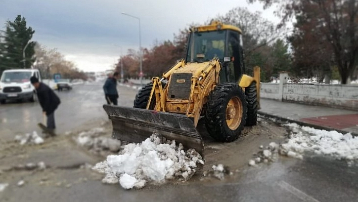 İlçe merkezi kardan temizlendi