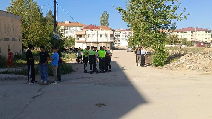 Arkadaşına otomobille çarpıp üzerinden geçti