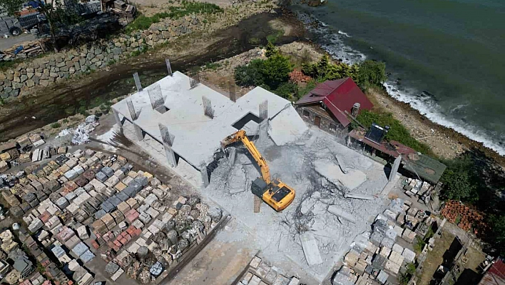 Tartışma konusu olan kaçak yapı ile ilgili yıkım kararı gerçekleştirildi