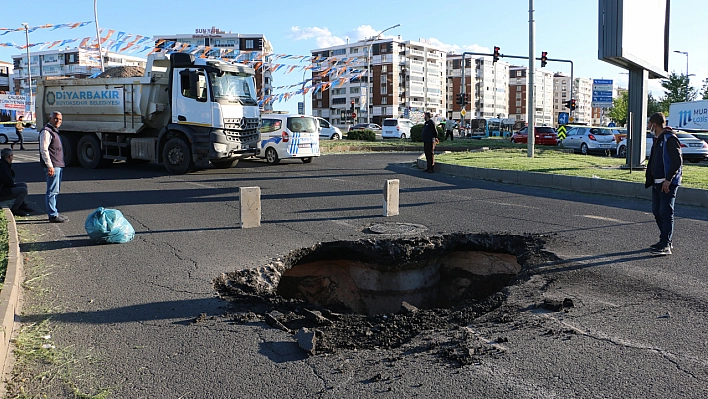 Asfalt çöktü, yol kapandı