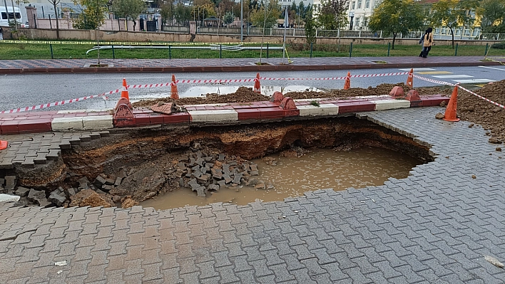 Aşırı yağış yolu çökertti