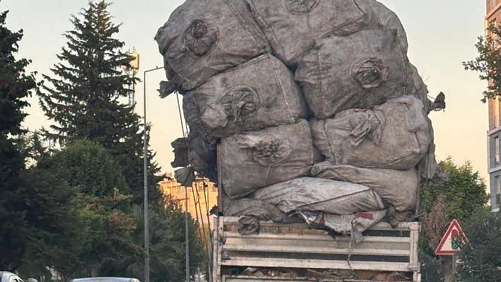 Aşırı yükle trafikte ilerleyip tepkilere neden oldu