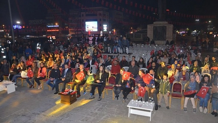 Askeri bando eşliğinde kutlama