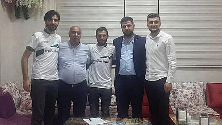 İki futbolcuyla sözleşme 