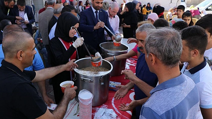 Kadın Kolları'ndan aşure ikramı 