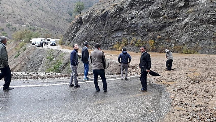 Heyelan yolu ulaşıma kapattı 