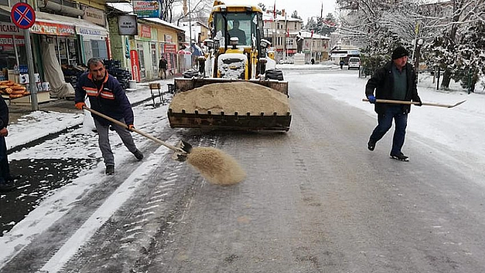 Akçadağ'da karla mücadele sürüyor 