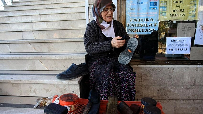 Ayakkabı boyacısı kadının ekmek mücadelesi