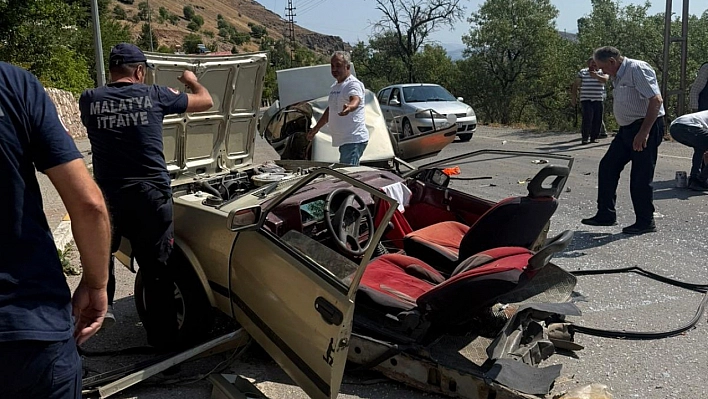 Malatya'da ilginç kaza: Aydınlatma direğine çarptı İkiye bölündü