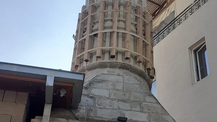 Az hasarlı minareyi tahtayla güçlendirdiler