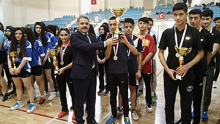 Badminton müsabakaları sona erdi 