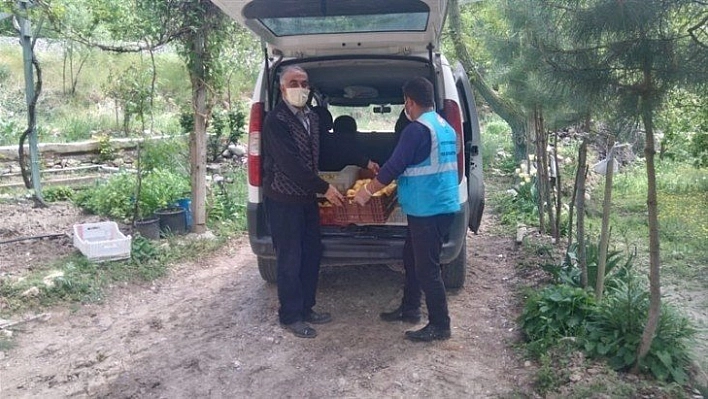 Yetiştirdiği elmaları kampanyaya bağışladı